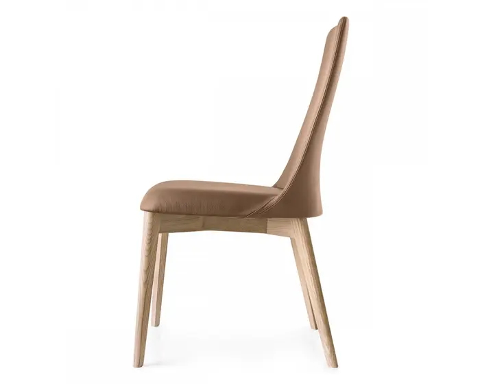 Etoile: Upholstered chair with high back and wooden legs