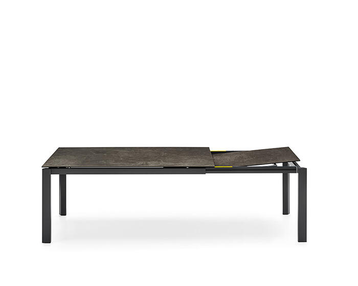 Duca: Table with extendable rectangular top and metal legs