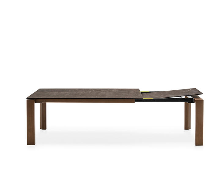 Omnia: Table with extendable rectangular top and wooden legs