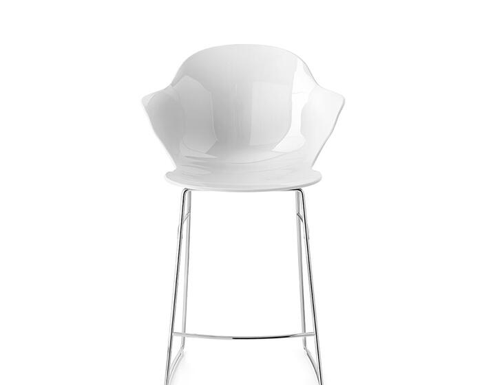 Saint Tropez: Stool with plastic shell and metal frame Saint Tropez: Stool with plastic shell and metal frame