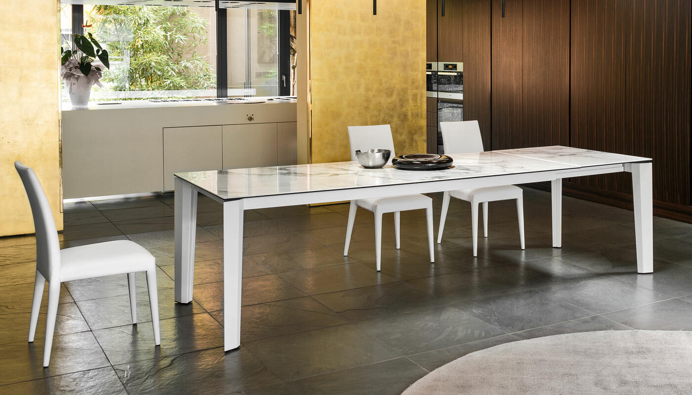 Delta: Table with extendable rectangular top and metal legs