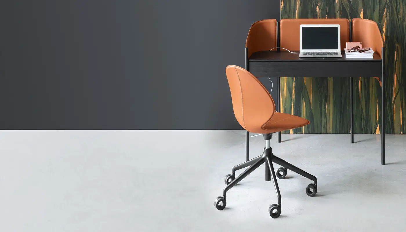 Basil: Height-adjustable swivel plastic chair with aluminum base