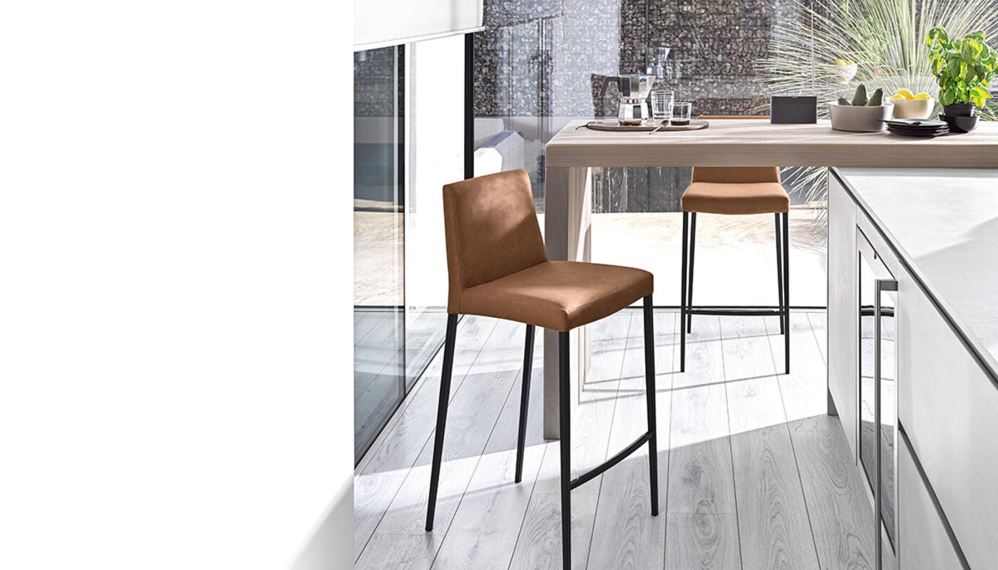 Aida: Padded upholstered stool with metal frame | Calligaris