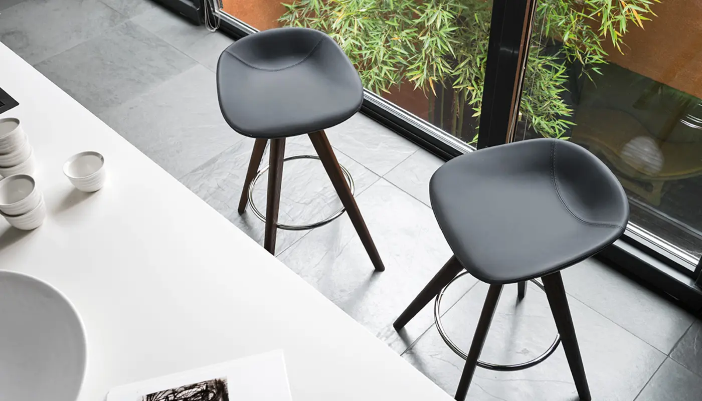 Palm: Backless stool with wooden base | Calligaris New York