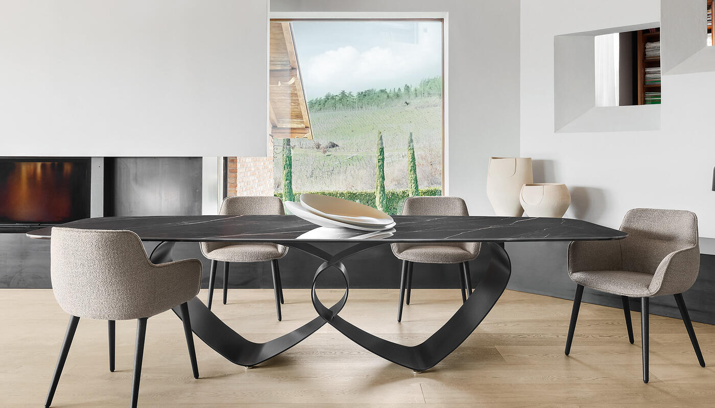 Breeze: Table with elliptical top and metal base