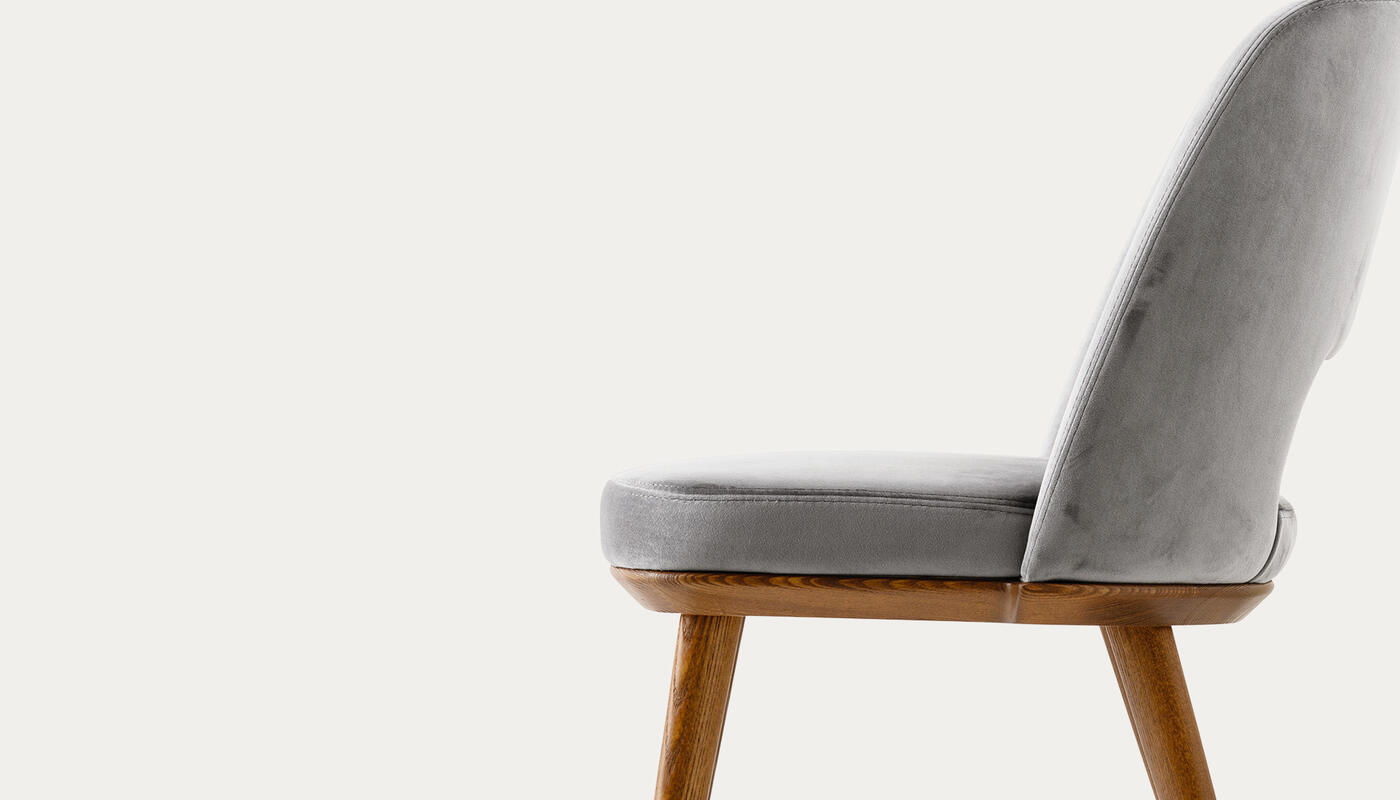 Foyer: Upholstered open-back chair with wooden base | Calligaris