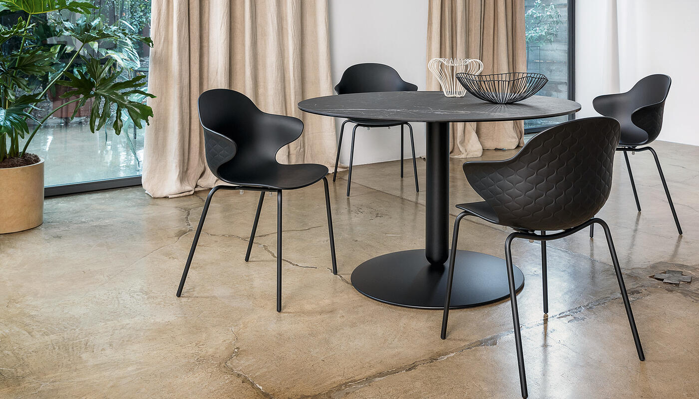 Saint Tropez: Stackable chair with plastic shell and metal Saint Tropez: Stackable chair with plastic shell and metal