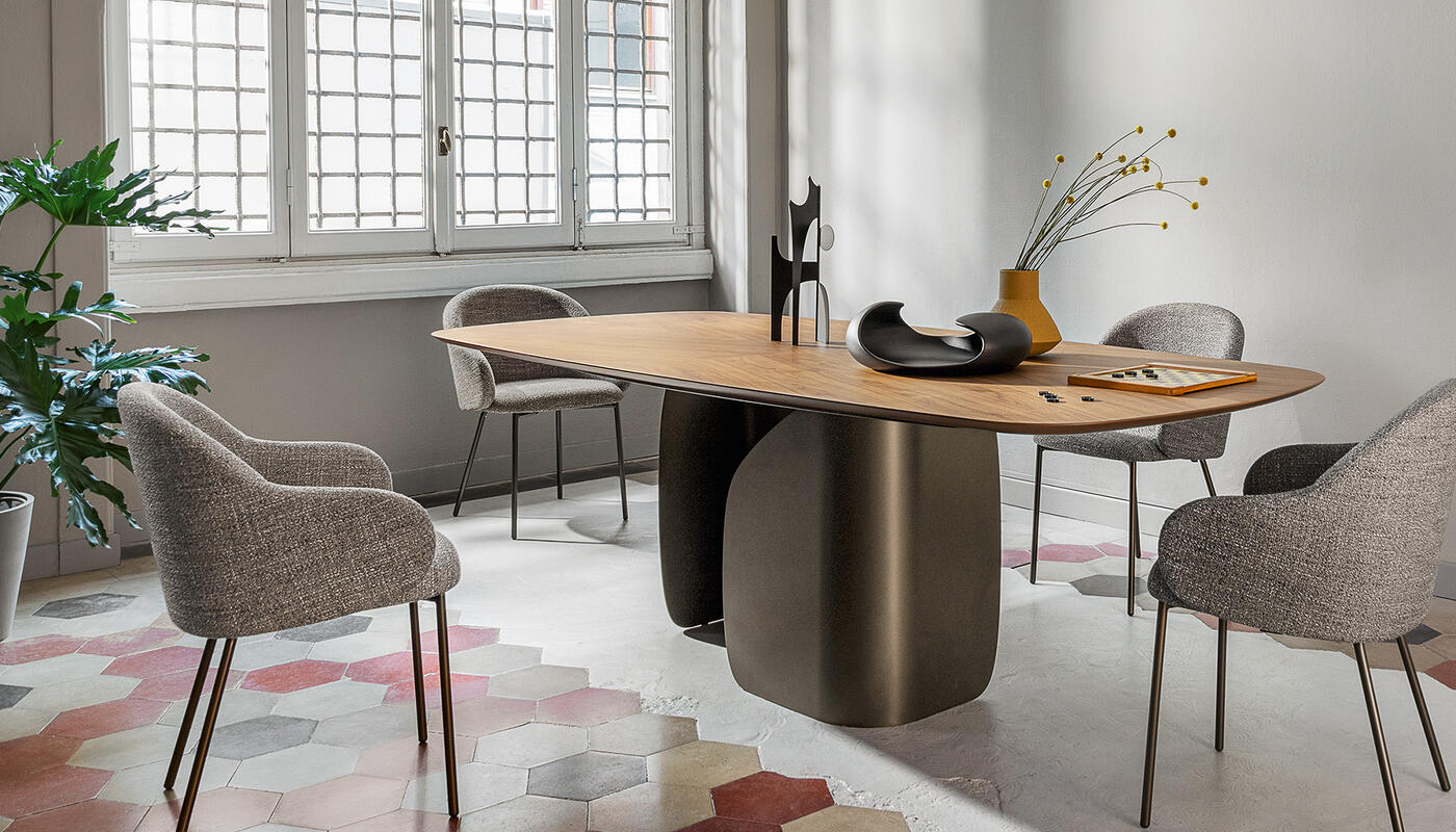 Twins: Table with wooden elliptical top and metal pedestal base