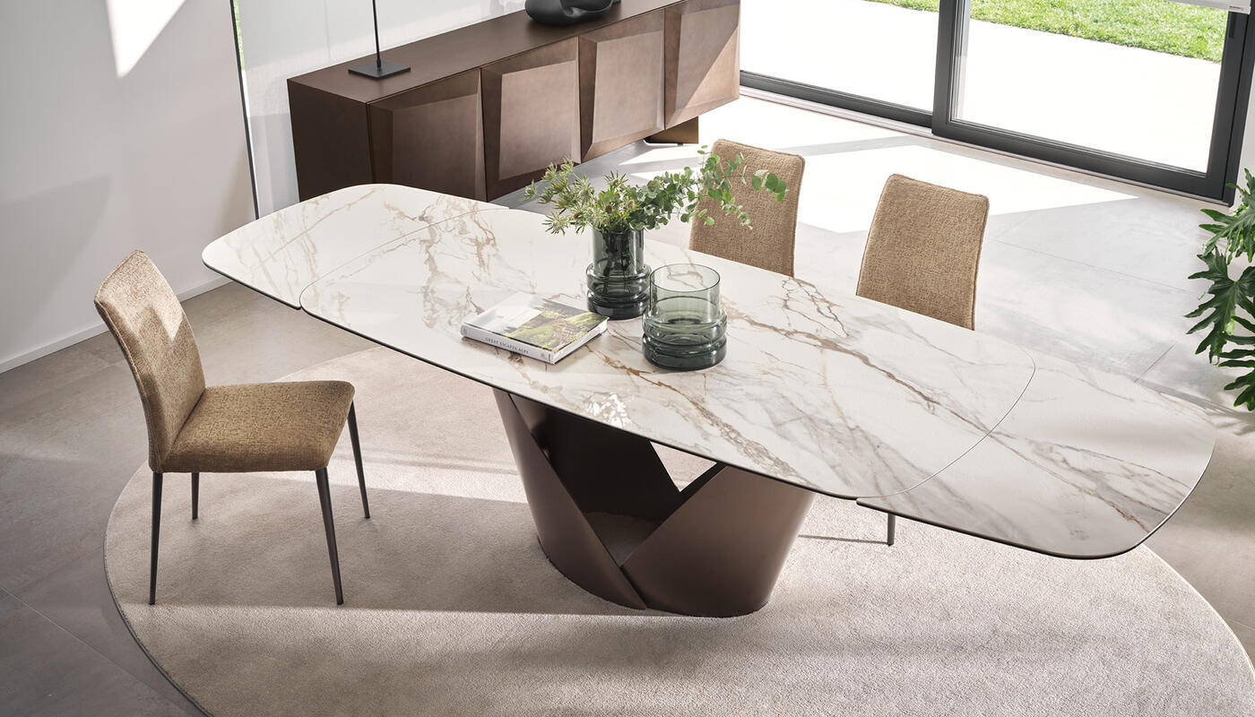 Calla: Table with extendable elliptical top and pedestal base
