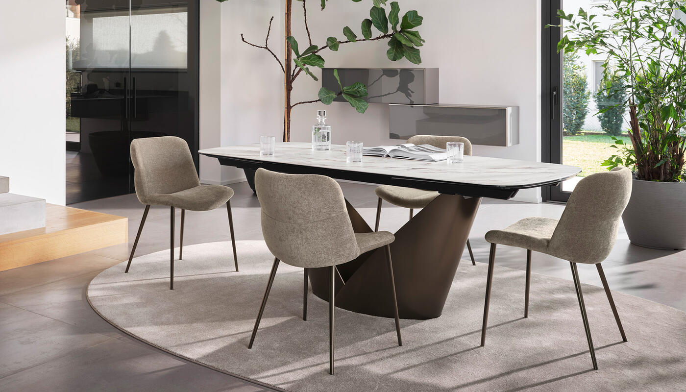 Calla: Table with extendable elliptical top and pedestal base