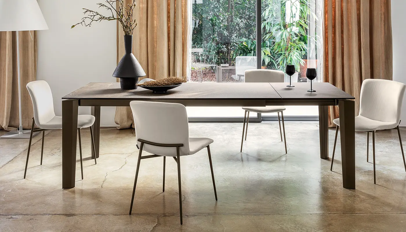 Delta: Table with extendable rectangular top and metal legs