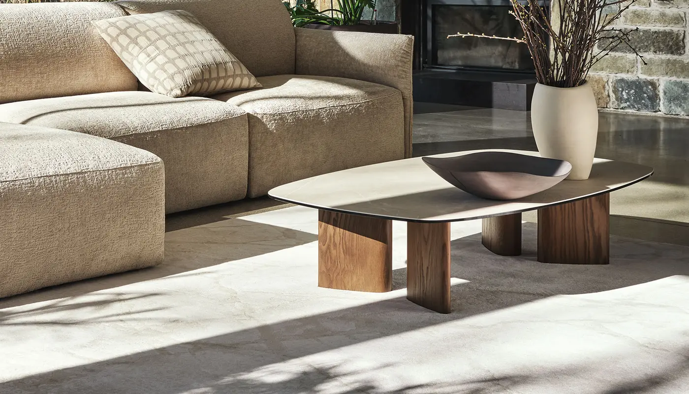 Sandy: Coffee table with elliptical top and wooden base