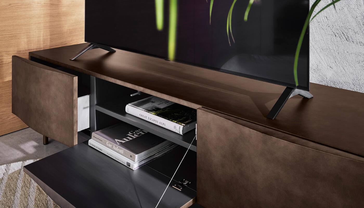 Sinuosa: TV bench with organic shaped doors | Calligaris New York