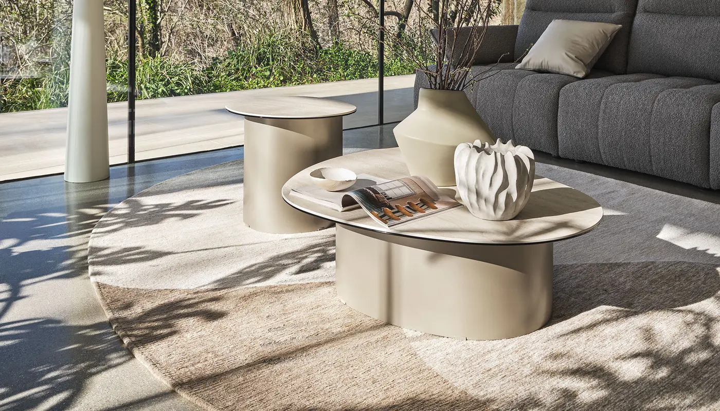 Twins: Coffee table with organic shape and metal base | Calligaris