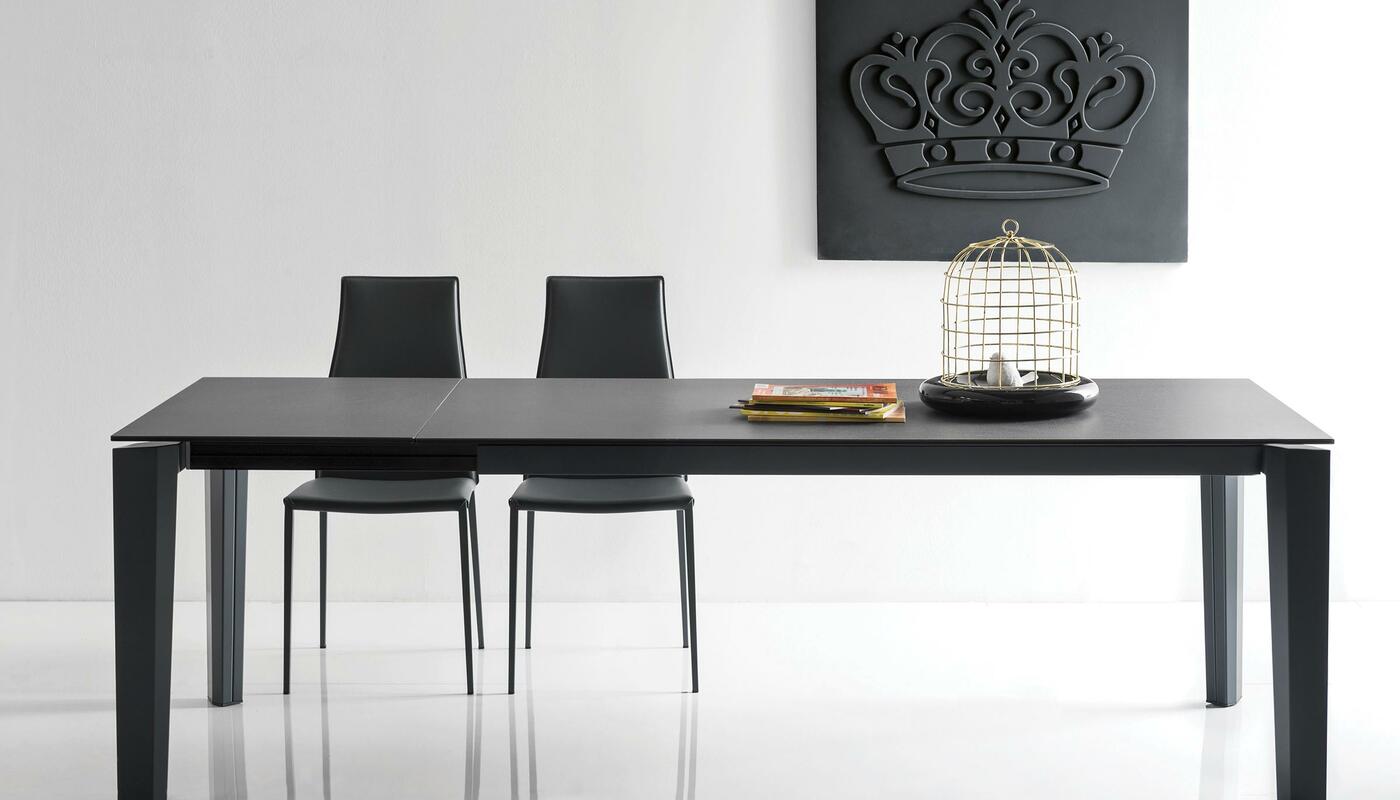 Delta: Table with extendable rectangular top and metal legs Delta: Table with extendable rectangular top and metal legs