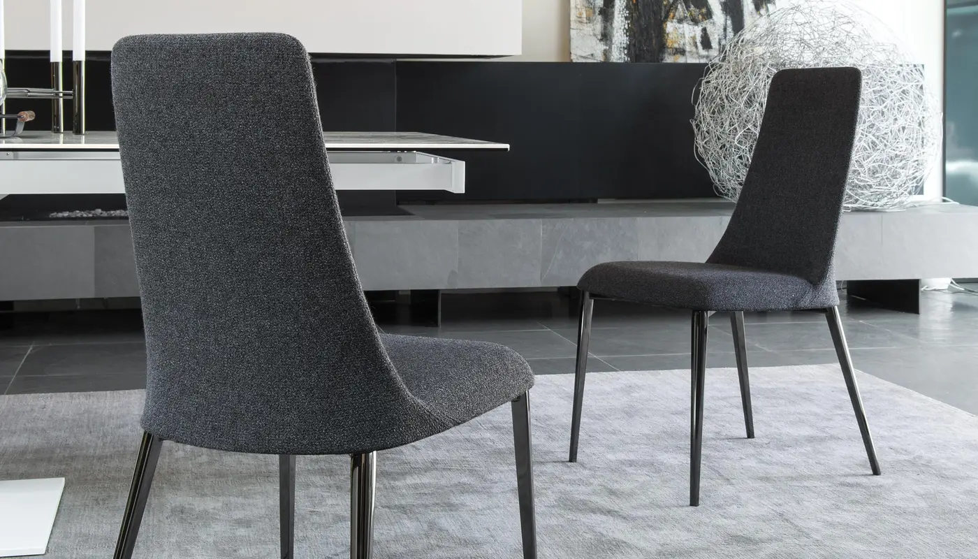 Etoile: Upholstered chair with high back and metal legs