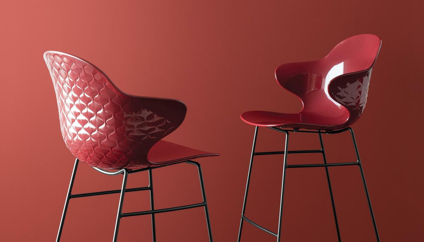 Saint Tropez: Stool with plastic shell and metal frame Saint Tropez: Stool with plastic shell and metal frame
