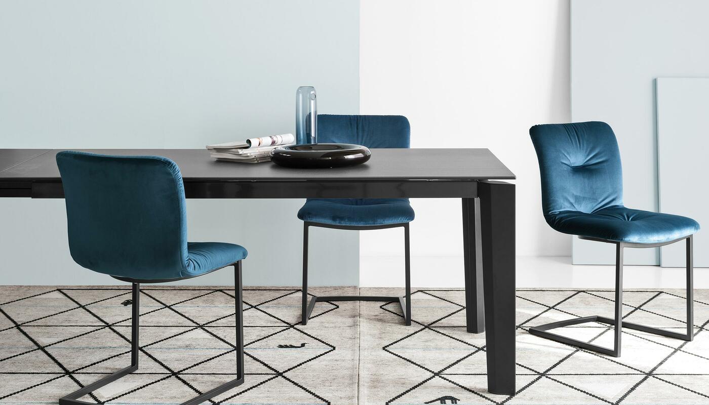 Delta: Table with extendable rectangular top and metal legs Delta: Table with extendable rectangular top and metal legs
