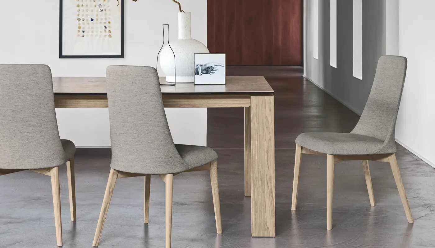 Etoile: Upholstered chair with high back and wooden legs