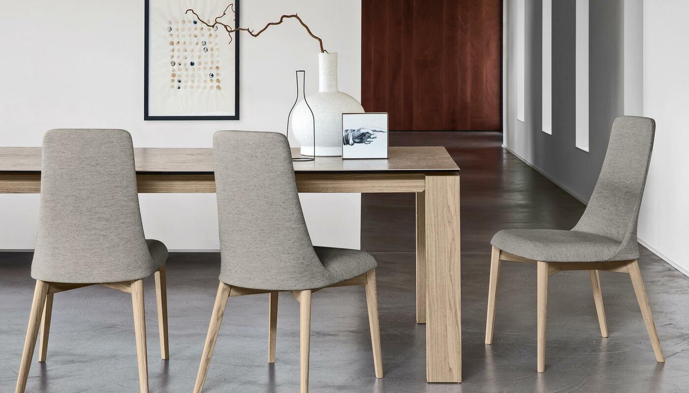 Omnia: Table with extendable rectangular top and wooden legs Omnia: Table with extendable rectangular top and wooden legs