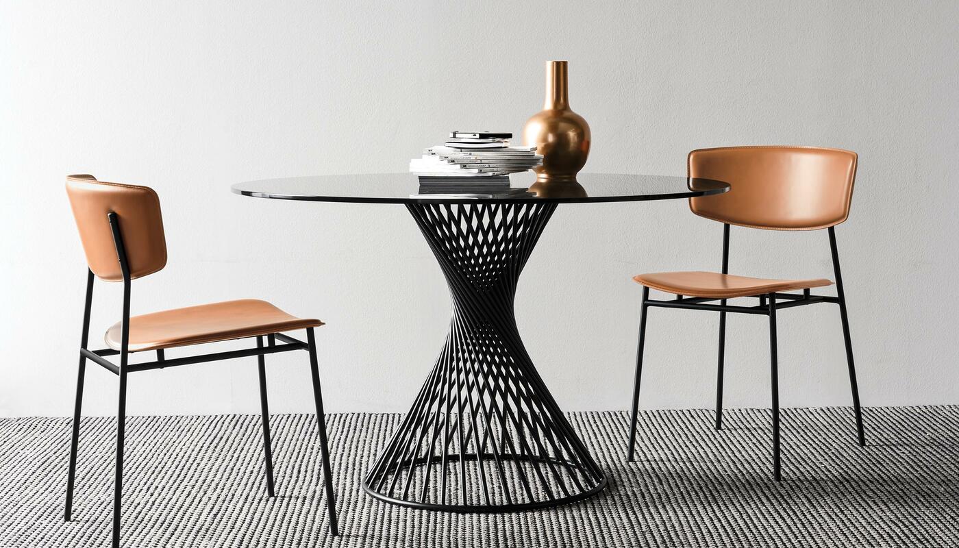 Vortex: Table with round top and central metal base